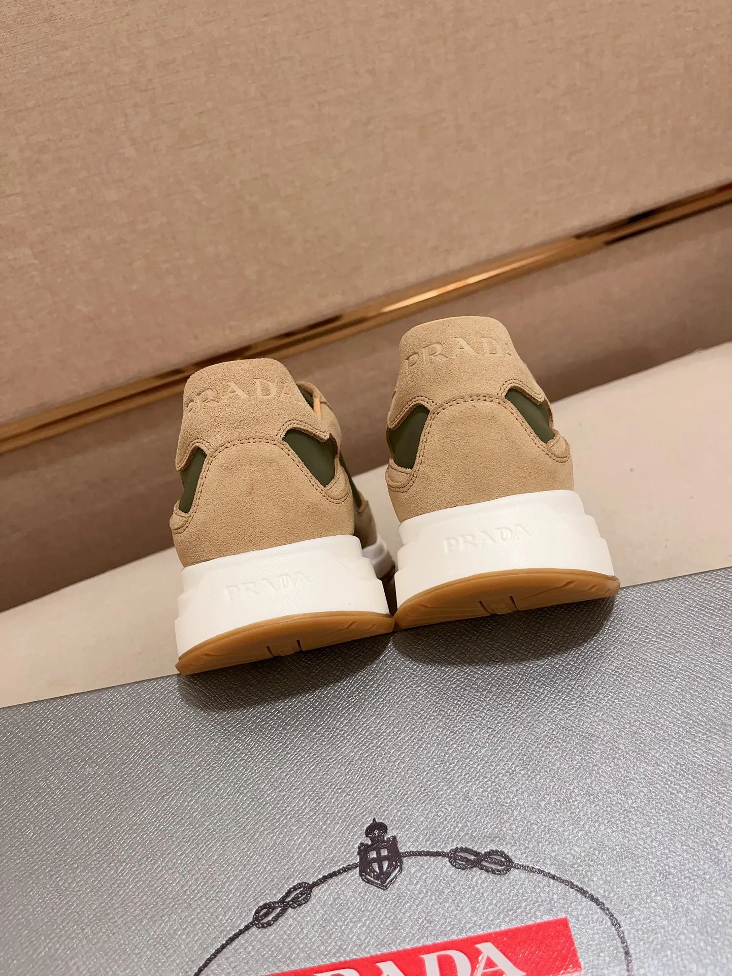 Men's Men's Shoes 💰 580💰 ✔️✔️✔️High-quality new PRADA (Prada) counters are launched simultaneously. The new men's shoes and 😘fabric are made of selected first-layer cowhide and technological glue-spraying technology. Lining: Full cowhide lining. 👍🏿High-end☄️Open-molded non-slip rubber outsole, exquisite lines, simple and elegant, comfortable and high-end for leisure travel. Code number: 38 to 44 (can be customized to 45, non-refundable!